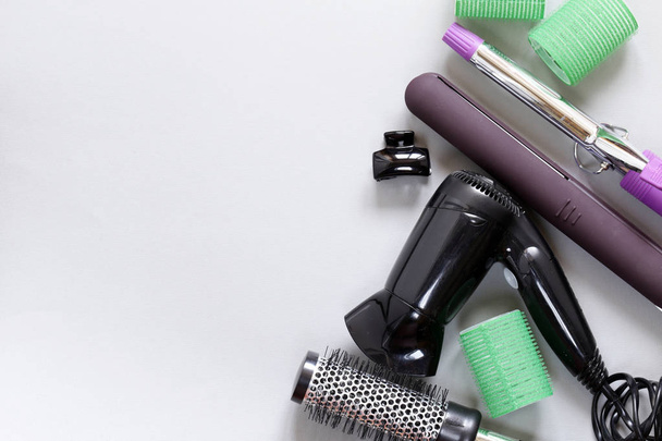 Establecer las herramientas de peluquería - secador de pelo, rizador, peine
 - Foto, Imagen
