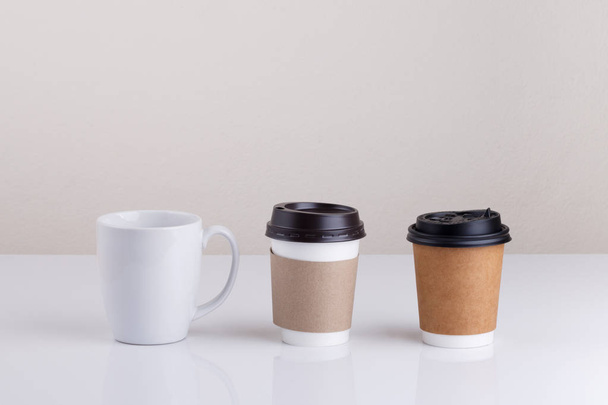 Take-out koffie met bekerhouder en kopje - Foto, afbeelding