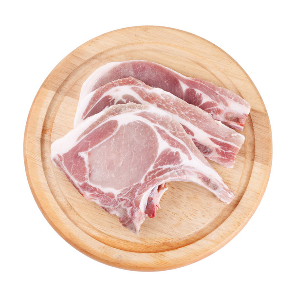 Chuleta de cerdo cruda en madera ancha o chuleta de cerdo cocida
  - Foto, Imagen