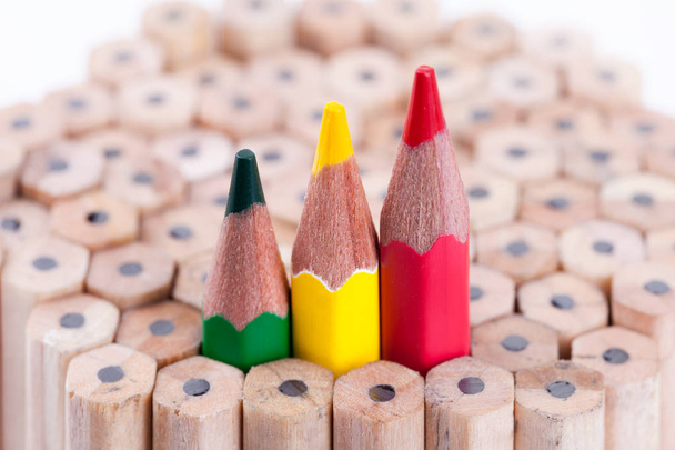 τρεις ακονισμένο πράσινο, κίτρινο, κόκκινο μολύβι μεταξύ πολλών από αυτές - Φωτογραφία, εικόνα