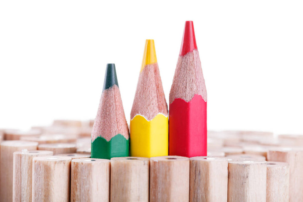 три загострених зеленого, жовтого, червоного олівця серед багатьох
 - Фото, зображення