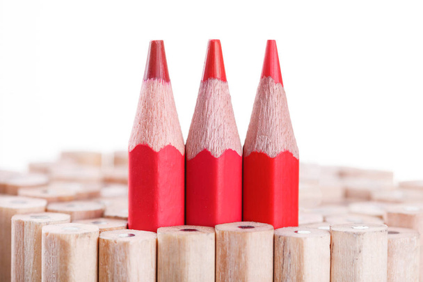 trzy zaostrzony ołówek czerwony wśród wielu z nich - Zdjęcie, obraz