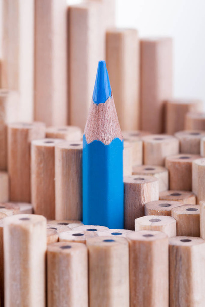 Un crayon bleu aiguisé parmi tant d'autres
 - Photo, image