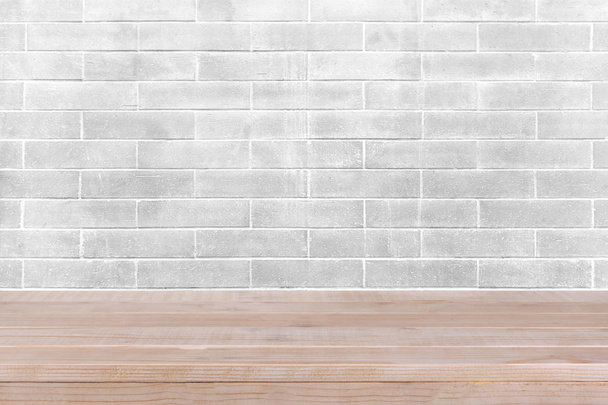 ruskea puinen pöytälevy valkoisella betoniseinällä - voidaan käyttää tuotteiden näyttämiseen
  - Valokuva, kuva