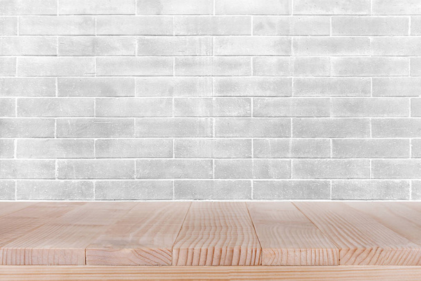tapa de tabla de madera marrón sobre fondo de pared de hormigón blanco - se puede utilizar para mostrar sus productos
  - Foto, Imagen