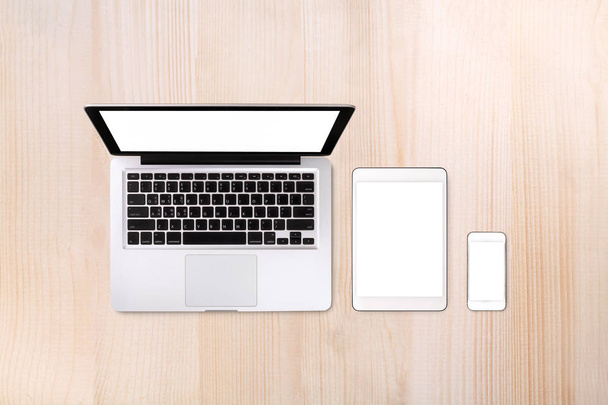 Laptop tablet e smartphone em fundo branco com espaço em texto
 - Foto, Imagem