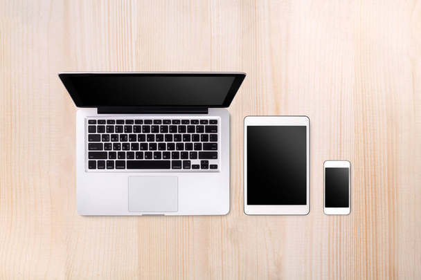 Laptop tablet e smartphone su sfondo bianco con spazio di testo
 - Foto, immagini