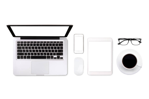 Laptop Tablet Smartphone Brille und Kaffee auf weißem Hintergrund - Foto, Bild
