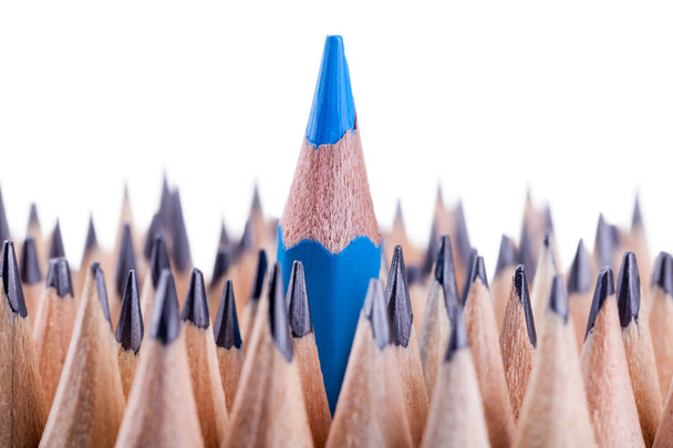 Un crayon bleu aiguisé parmi tant d'autres
 - Photo, image