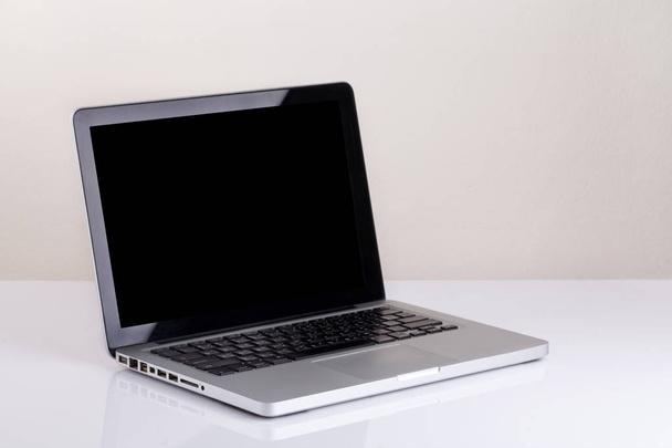 Передний вид ноутбука на рабочий стол бетонный задник
 - Фото, изображение