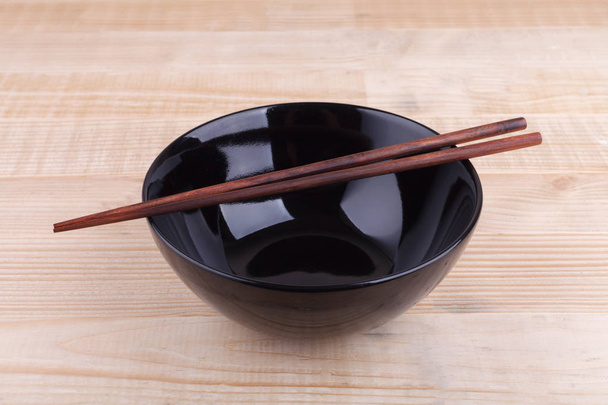Essstäbchen im asiatisch gedeckten Tisch auf Holzhintergrund - Foto, Bild