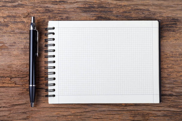 Blank note pad with pen on wood backgroun - Φωτογραφία, εικόνα
