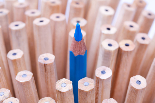 ein geschärfter blauer Bleistift unter vielen - Foto, Bild