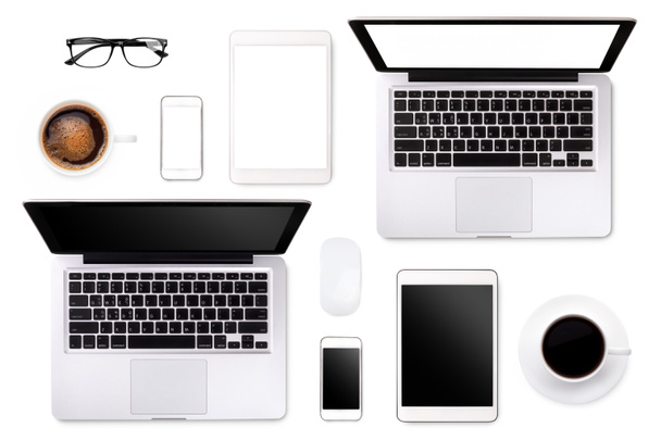Laptop tablet smartphone lenzenvloeistof en koffie op witte achtergrond - Foto, afbeelding