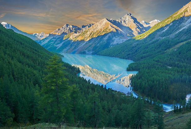 Hermoso paisaje otoñal, montañas Altai Rusia
. - Foto, Imagen