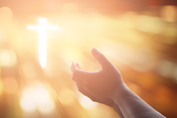Les mains humaines ouvrent la paume vers le haut culte. Eucharistie Thérapie Dieu béni Il
 - Photo, image