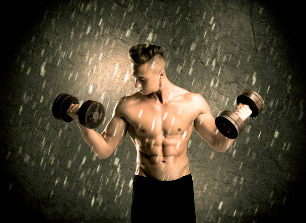 筋肉を示す体重のフィットネス男 - 写真・画像
