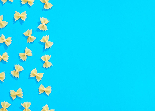 Farfalle pasta flat lay pattern - Fotografie, Obrázek