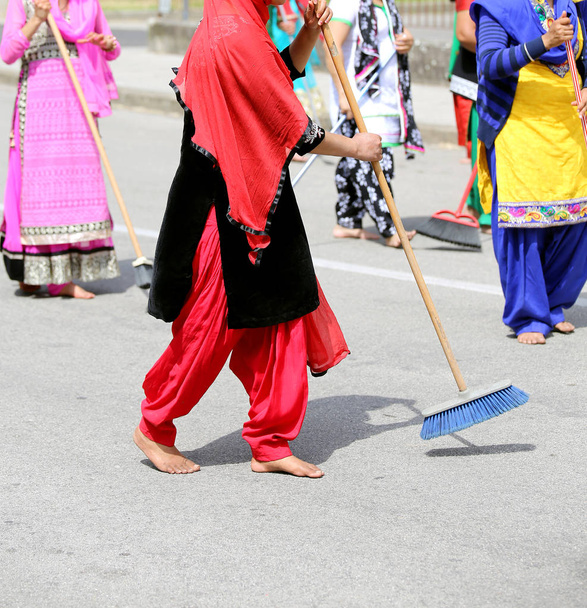 ξυπόλυτος γυναίκες της θρησκείας Sikh με ρούχα από πολλά χρώματα γλυ - Φωτογραφία, εικόνα