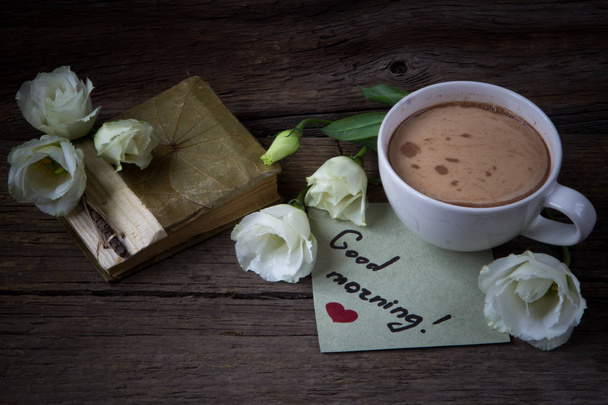 Kávé csésze tavaszi virág lisianthus és megjegyzések jó reggelt  - Fotó, kép