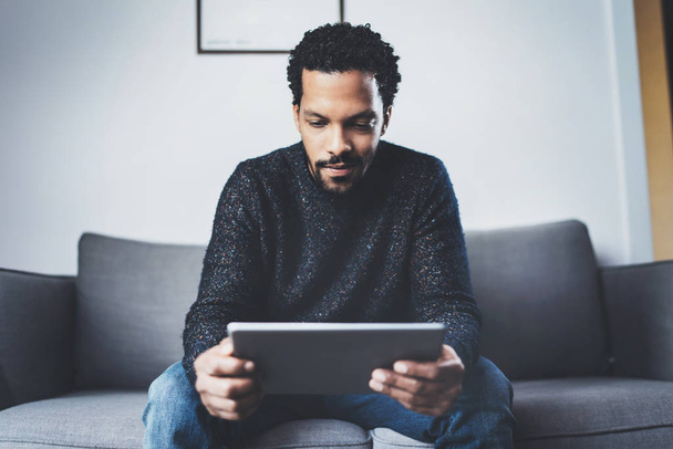 African man using tablet - Foto, afbeelding