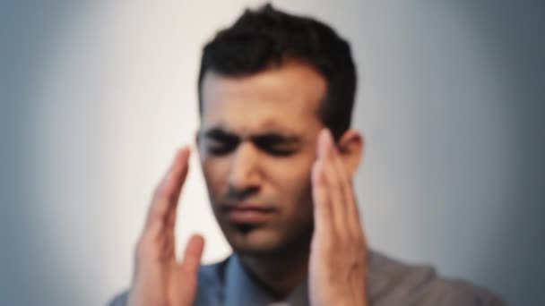 Man rubbing temples of his head - Filmmaterial, Video