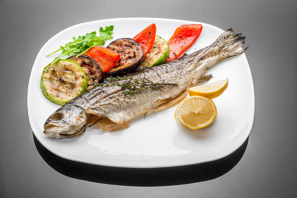 揚げパン焼きロースト全体の魚トラウト サーモン シーバス タラを調理 - 写真・画像