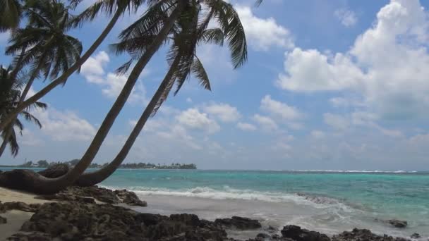 Festői lakatlan sziget a Maldív-szigetek. - Felvétel, videó