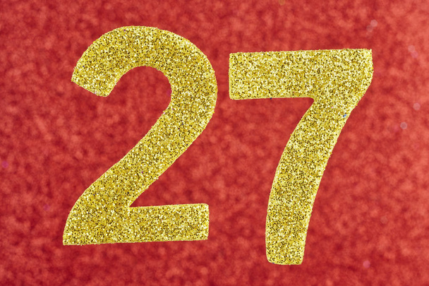 Número veintisiete de color amarillo sobre un fondo rojo. Annivers
 - Foto, imagen
