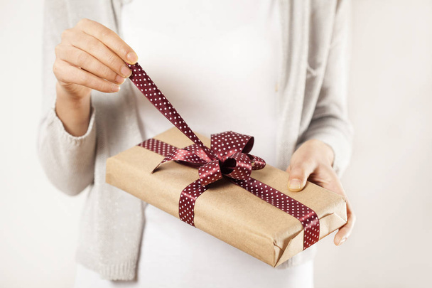 Frau hält Geschenkbox in Händen - Foto, Bild
