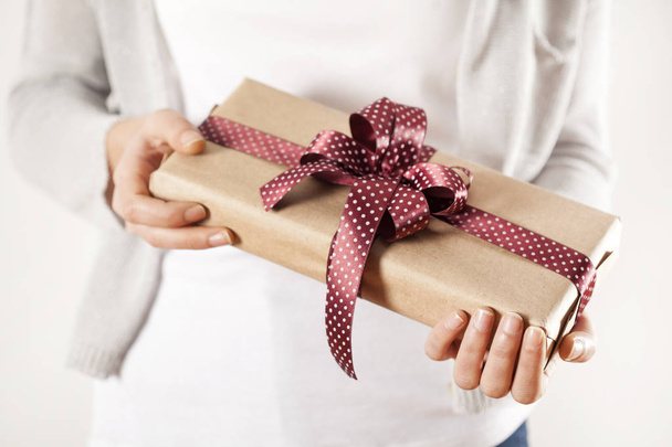 Woman hands holding gift box - Zdjęcie, obraz