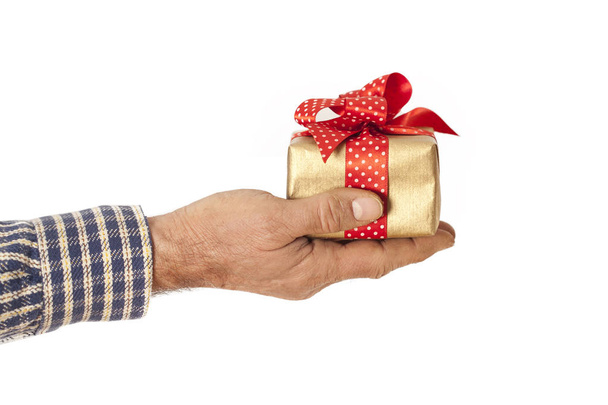 Man hand geeft cadeau in vak - Foto, afbeelding
