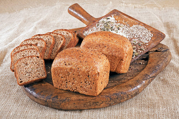 pain de seigle avec des graines sur une assiette en bois
 - Photo, image
