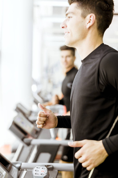 people running on treadmills - Fotografie, Obrázek