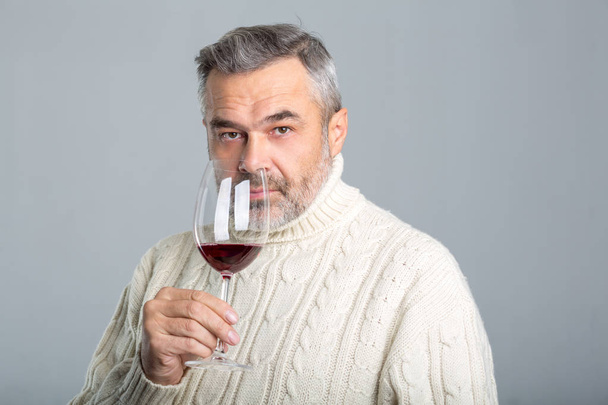 Winiarz zbliżenie wglądu czerwonego wina w szkle - Zdjęcie, obraz
