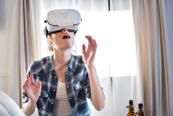 mulher em fone de ouvido realidade virtual - Foto, Imagem