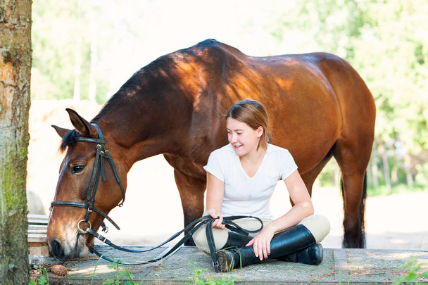 若い十代女の子のための乗馬学校 - 写真・画像