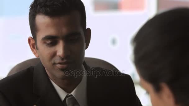 Business couple sitting and talking in office - Filmmaterial, Video