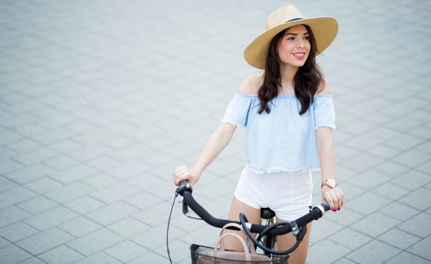自転車で健康的な美しい女性 - 写真・画像