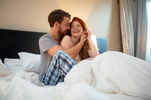 Sensual couple in bed - Foto, afbeelding