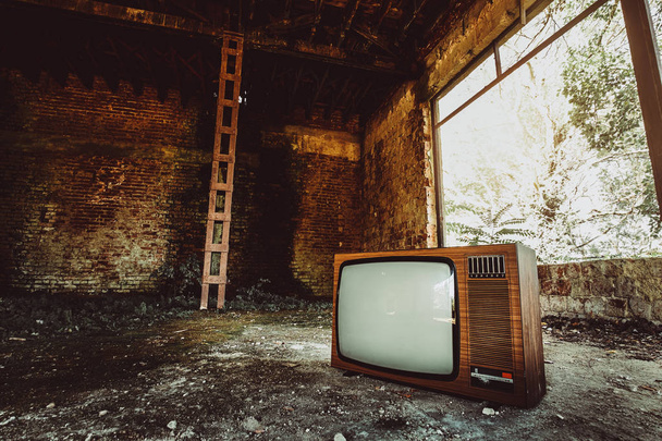Παλιά τηλεόραση σε εγκαταλελειμμένο κτίριο - Φωτογραφία, εικόνα