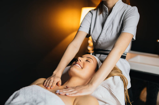 Massaging of beatufil woman - Zdjęcie, obraz