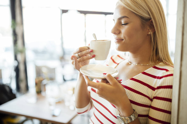beautiful woman drinking coffee - Фото, зображення
