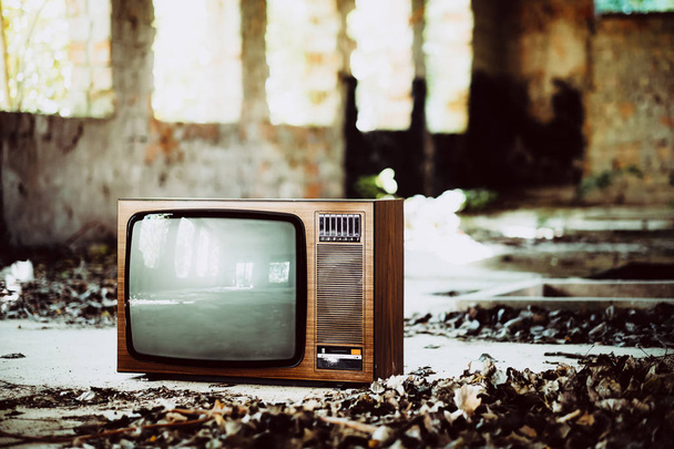 Antiguo televisor en edificio abandonado
 - Foto, Imagen