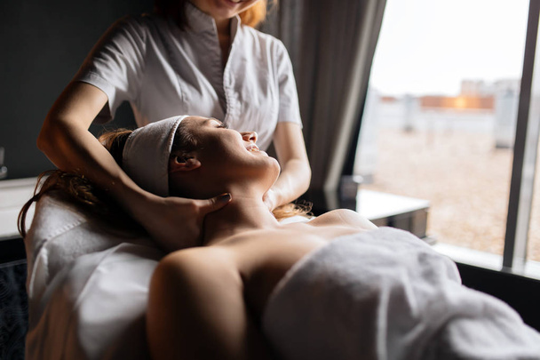 girl enjoying massage treatment - Foto, afbeelding