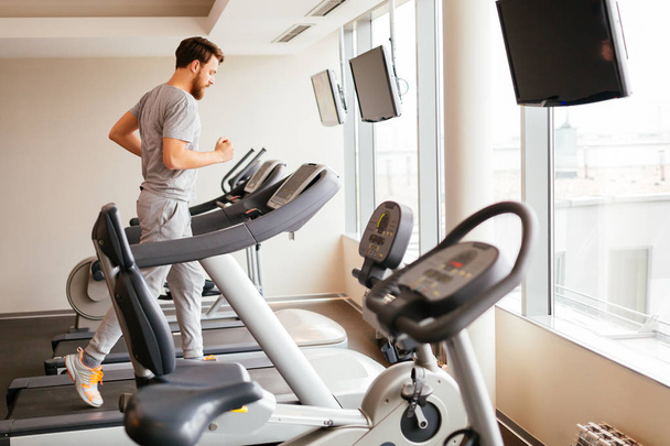 man running on treadmill - Φωτογραφία, εικόνα