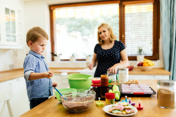 child helping mother in kitchen - Zdjęcie, obraz