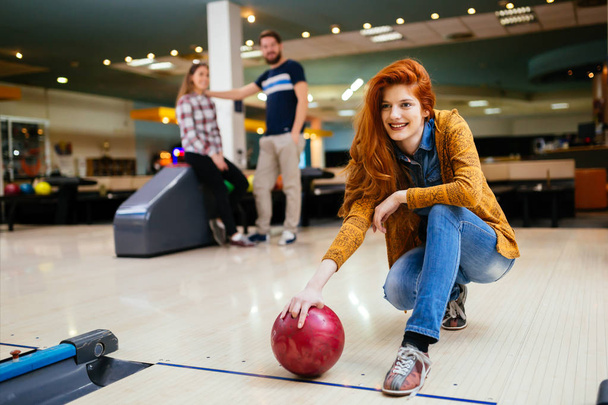 Competitve people enjoying bowling - Foto, afbeelding