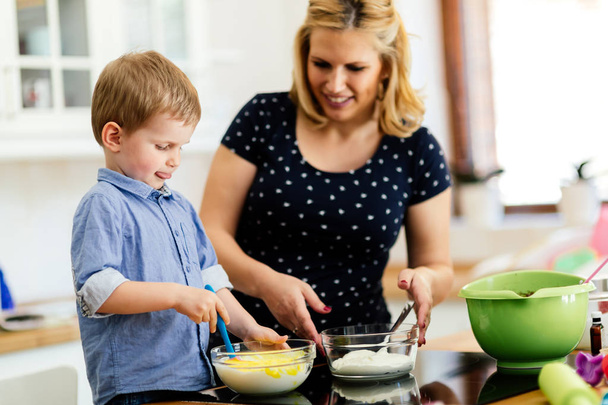 Mother and child preparing cookies - Foto, Imagen