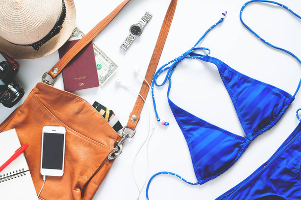 Conjunto de itens de verão. Biquíni listra azul sexy com telefone celular, câmera e passaporte para férias de verão em fundo branco
 - Foto, Imagem